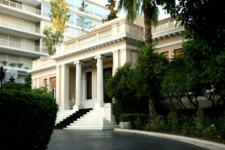 «Πανδημία ασυνεννοησίας» στην κυβέρνηση – Ο Η.Μόσιαλος «αδειάζει» καθηγητές, υπουργούς και… Μαξίμου