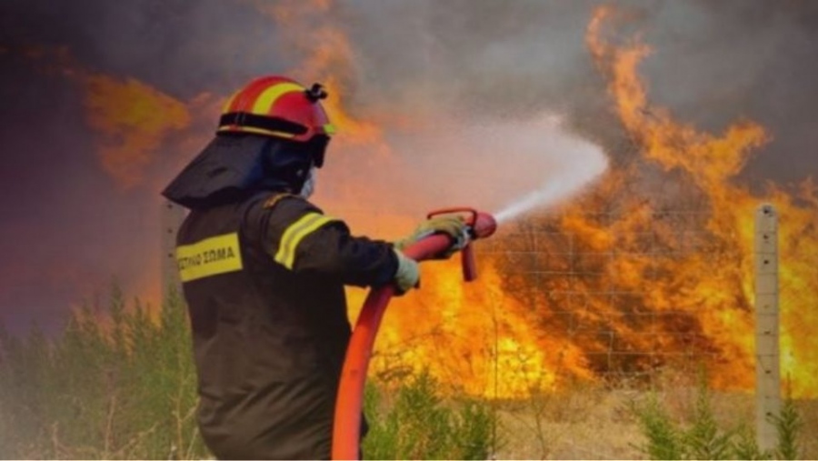 Μεγάλη φωτιά στη βόρεια Κυνουρία (Αρκαδία) - Δεν μπορούν να επιχειρήσουν εναέρια μέσα λόγω των ισχυρών ανέμων