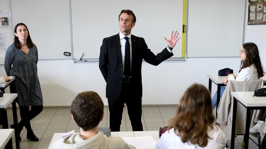 Φυγή προς τα ... πίσω: Η ποδιά επιστρέφει στα γαλλικά σχολεία - Τα νέα μέτρα του Macron για την εκπαίδευση