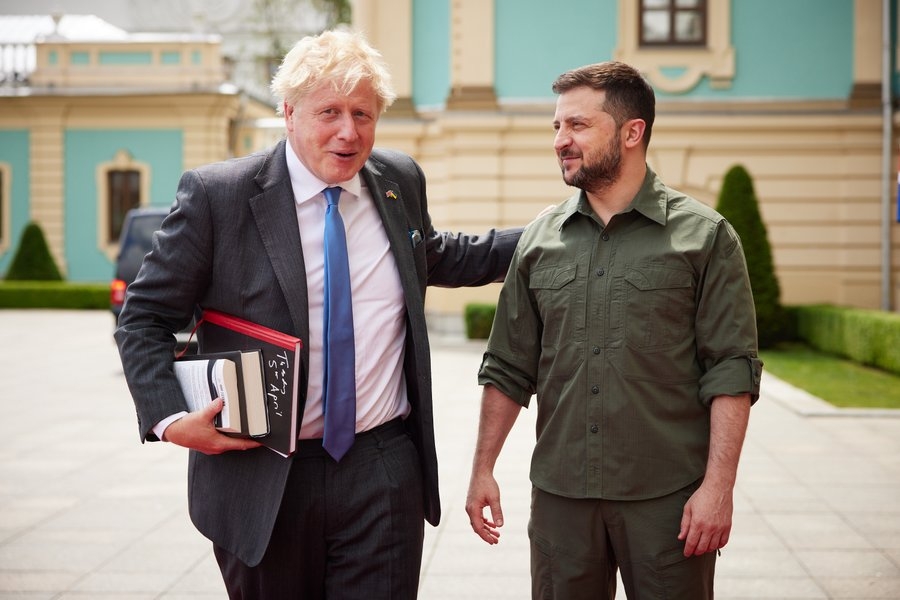 Αποκλείει ειρήνη στην Ουκρανία ο Johnson, αλλά ο Zelensky ζητά να τελειώσει ο πόλεμος πριν τον χειμώνα