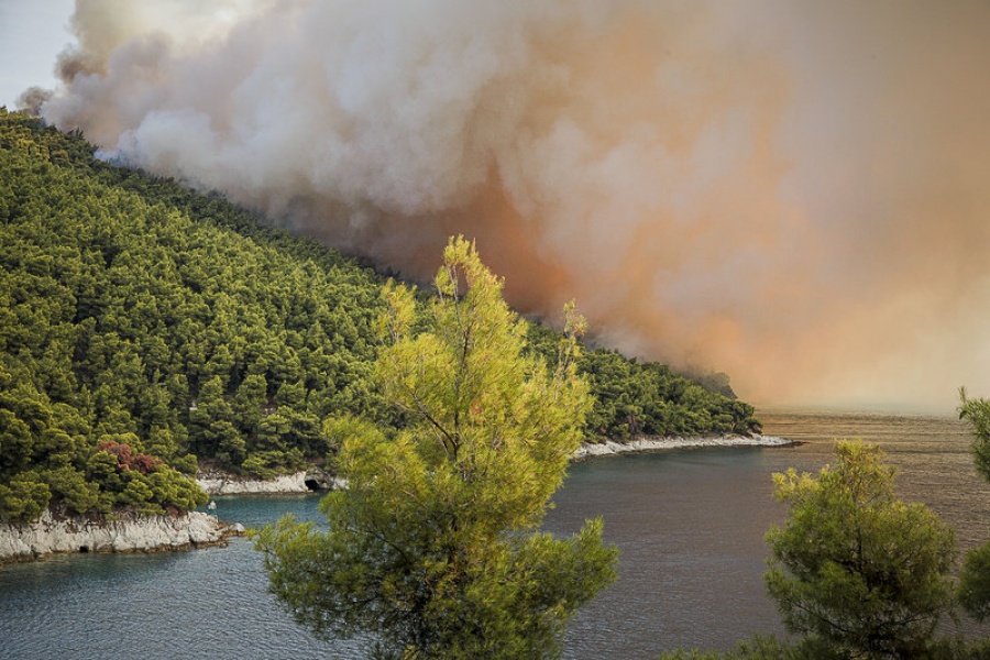 Υπό έλεγχο η μεγάλη φωτιά στη Σκόπελο – Στάχτη πευκοδάση, απετράπησαν τα χειρότερα
