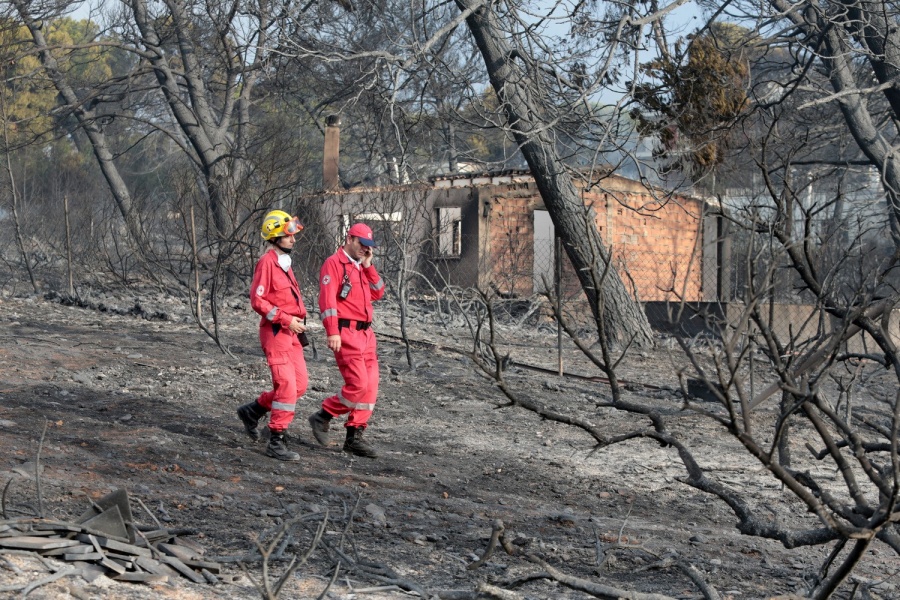 «Συνωστισμός» εθελοντών για παροχή βοήθειας στους πυρόπληκτους της Ανατολικής Αττικής