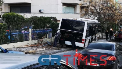 Θεσσαλονίκη - Σύγκρουση λεωφορείου με ταξί - Ένας τραυματίας