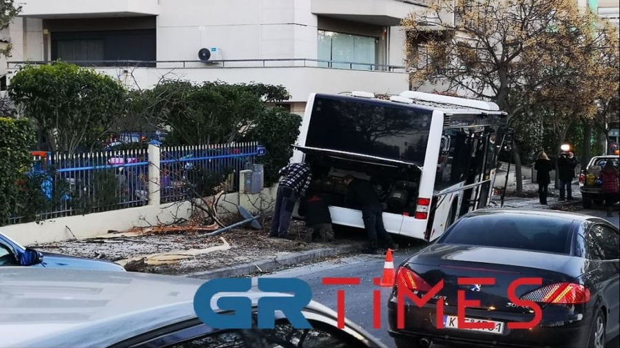 Θεσσαλονίκη - Σύγκρουση λεωφορείου με ταξί - Ένας τραυματίας