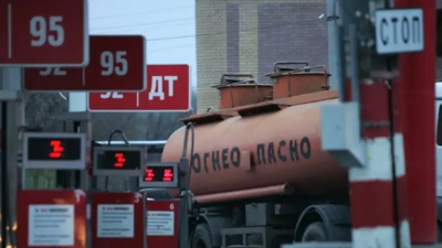 Προβλήματα και επιθέσεις στα διυλιστήρια πετρελαίου οδήγησαν σε αύξηση της τιμής της βενζίνης στη Ρωσία