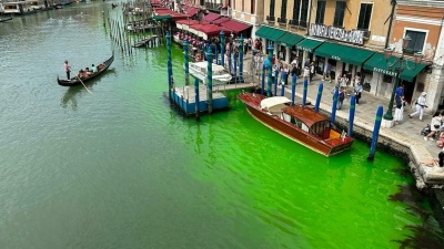 Ιταλία: Πράσινο και κόκκινο έβαψαν το Μεγάλο Κανάλι της Βενετίας ακτιβιστές περιβαλλοντικού κινήματος