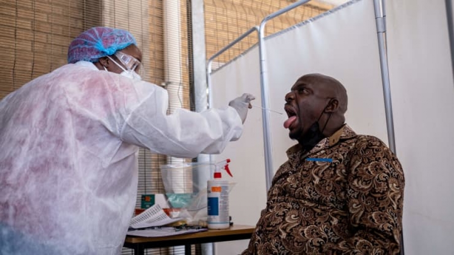 H Nότια Αφρική, η χώρα που εντόπισε τη μετάλλαξη Omicron, εξετάζει τον υποχρεωτικό εμβολιασμό