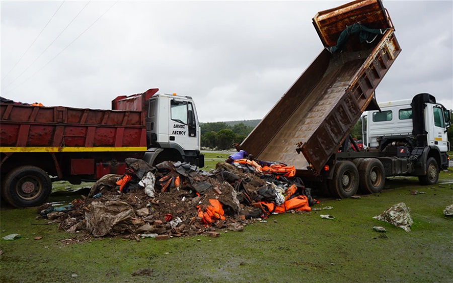 Προσφυγικό: Αντιδράσεις για την επίταξη στη Λέσβο – Αποκλείουν τον χώρο με βάρκες και σωσίβια