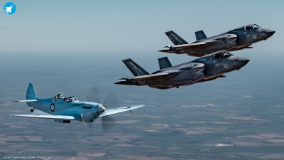 Επικός Σχηματισμός! Μαχητικά F-35 stealth συνοδεύουν Spitfire πάνω από τους βρετανικούς ουρανούς