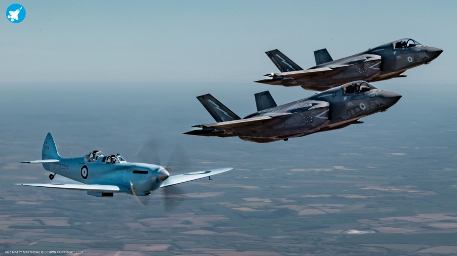 Επικός Σχηματισμός! Μαχητικά F-35 stealth συνοδεύουν Spitfire πάνω από τους βρετανικούς ουρανούς