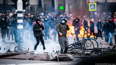 Σφοδρές συγκρούσεις στην Ολλανδία μετά την ανακοίνωση της επαναφοράς μερικού lockdown λόγω κορωνοϊού