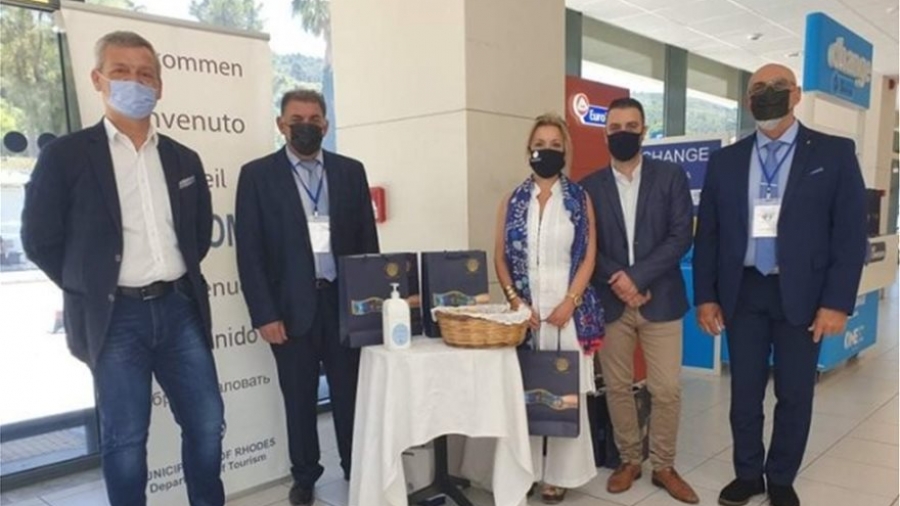 Ρόδος: Έφτασαν οι πρώτοι 180 Βρετανοί τουρίστες