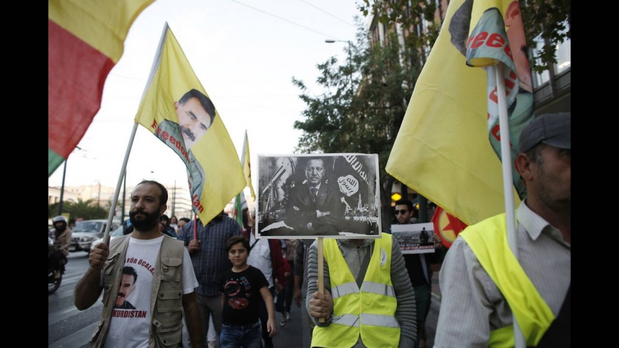 Καθιστική διαμαρτυρία Κούρδων έξω από την τουρκική πρεσβεία