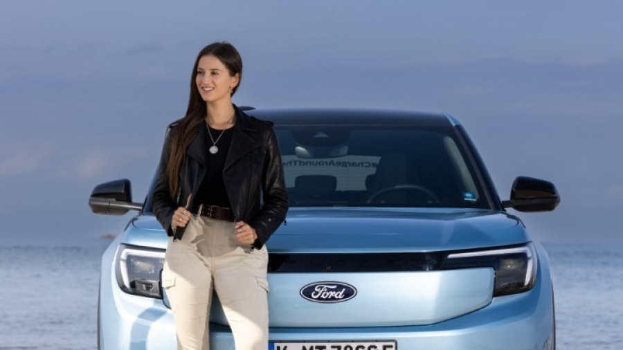 Στην Ελλάδα η νεότερη οδηγός που θα οδηγήσει 28.000 χιλιόμετρα σε λιγότερες από 100 ημέρες με ένα ηλεκτρικό αυτοκίνητο