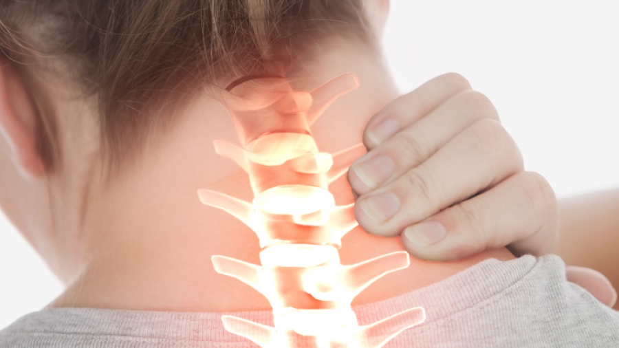 Ευθειασμός στον αυχένα: Tι είναι και τι μπορώ να κάνω γι' αυτό;