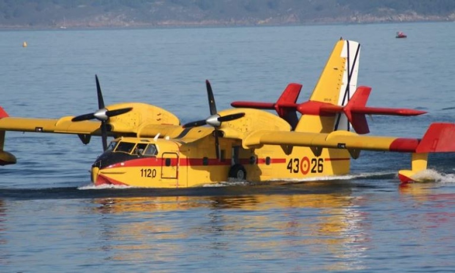 Προσθαλάσσωση πυροσβεστικού Canadair στον Κορινθιακό κόλπο - Σώοι οι δύο πιλότοι, video