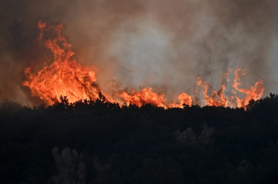 Πύρινη κόλαση για 2η ημέρα στην ορεινή Κορινθία - Μεγάλη αναζωπύρωση, προς το Μάτι η φωτιά