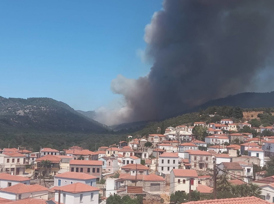 Μεγάλη αναζωπύρωση στη Λέσβο - Εκκενώνεται ξανά το χωριό Βρίσα