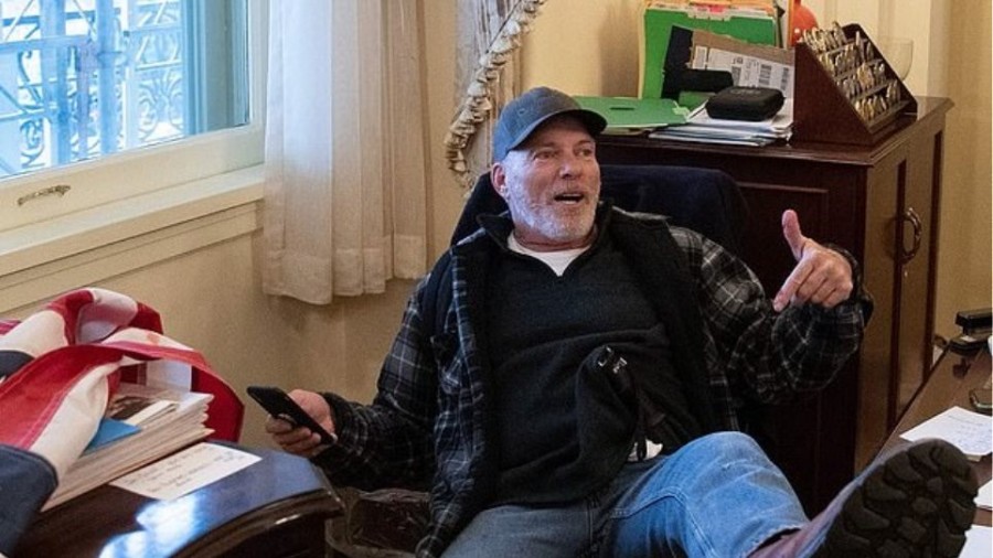 Εισβολή στο Καπιτώλιο: Συνελήφθη ο οπαδός που «φωτογραφήθηκε» με τα πόδια πάνω στο γραφείο της Πελόζι