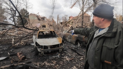 Ουκρανία: Στα βομβαρδισμένα περίχωρα του Κιέβου οι κάτοικοι μετρούν τις πληγές τους