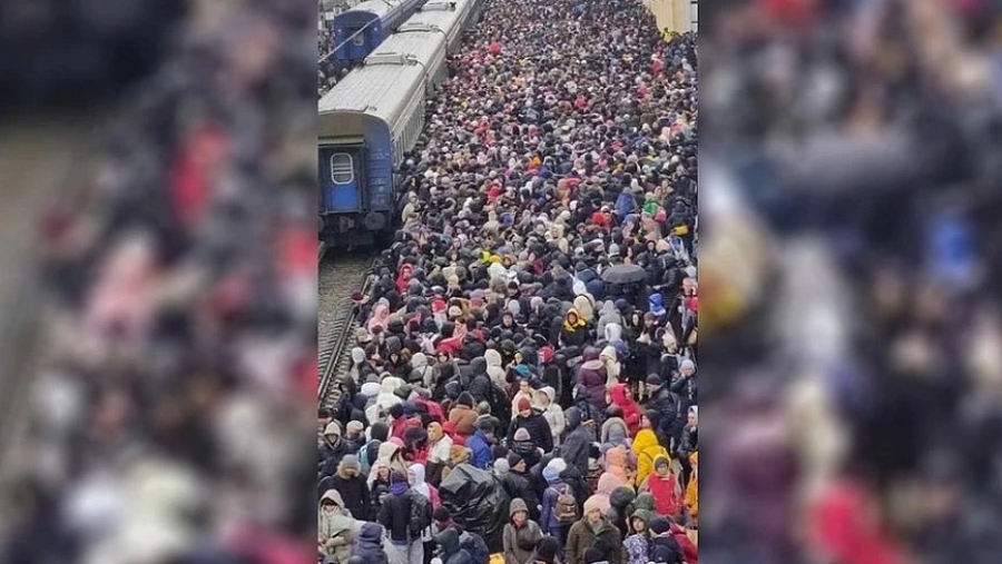 Εικόνα - γροθιά στο στομάχι: Άμαχοι προσπαθούν να σωθούν από τους βομβαρδισμούς στο Χάρκοβο