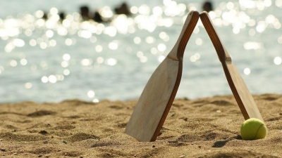 Αττική: Έπεσαν 15 πρόστιμα για ρακέτες – Οι παραλίες που απαγορεύεται η χρήση τους