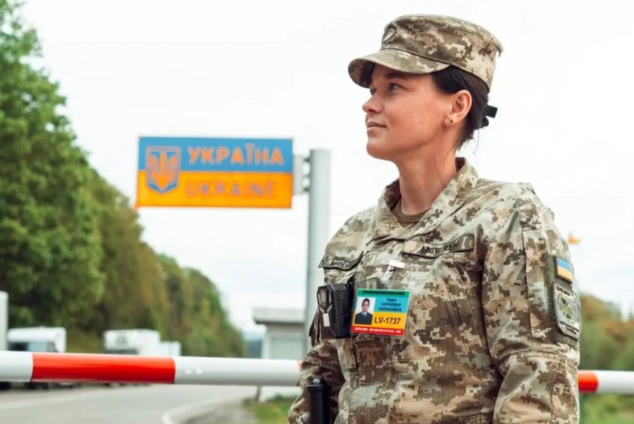 Ουκρανές κυνηγούν στρατεύσιμους με drones στα σύνορα