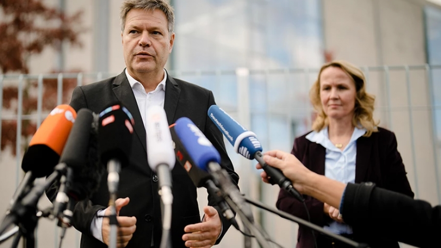 Ποια κρίση; Ο Γερμανός υπουργός Οικονομίας θα χρεώσει το δημόσιο με 400.000 ευρώ για προσωπικό... φωτογράφο