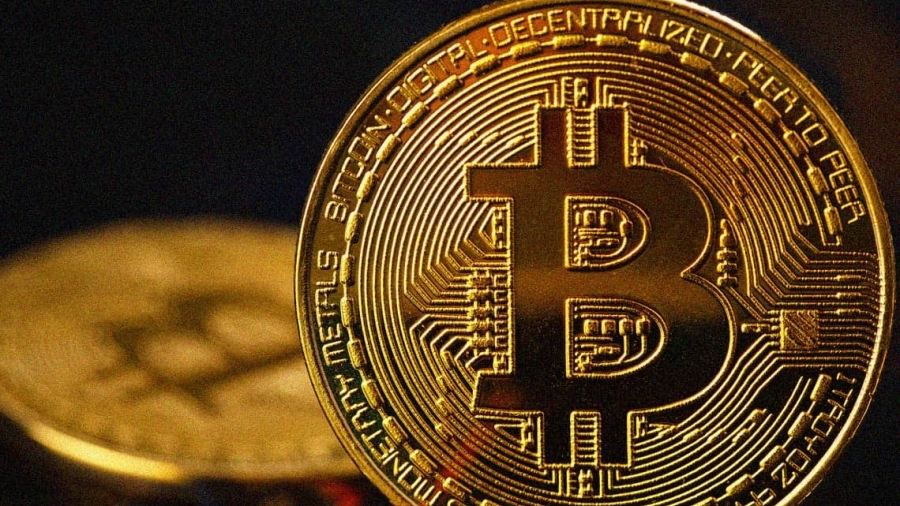 Τεχνική «βουτιά» 6% για το bitcoin μετά τα ρεκόρ, στα 53.763 δολ.