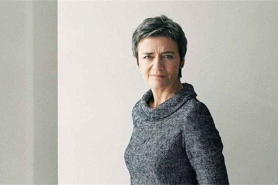 Σε δεινή θέση η Vestager της Κομισιόν - Επί των ημερών της το σκάνδαλο ψηφιακής κατασκοπείας της ΕΕ, γιατί βάλει κατά Apple, Google;
