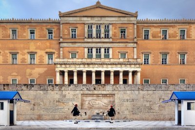 Στη Βουλή η κόντρα για το κοινωνικό μέρισμα - Τσακαλώτος: Εάν τα χρήματα δεν δοθούν το 2017, θα χαθούν