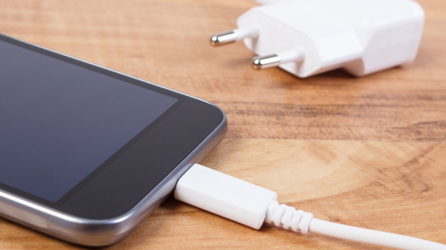 «Μη φορτίζετε το κινητό σε ζέστη και κάτω από τον ήλιο» - Ειδικός αποκαλύπτει ένα κρυφό κίνδυνο για τα smartphones