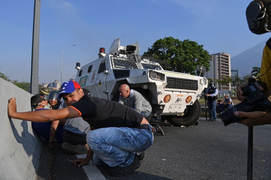 Απόπειρα πραξικοπήματος από τον Guaido στη Βενεζουέλα - Σε λαϊκή εξέγερση καλεί ο Maduro - Πεδίο μάχης στρατιωτική βάση στο Καράκας