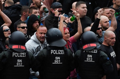 Διχάζει τη Γερμανία η άνοδος της ακροδεξιάς μετά και τα βίαια χθεσινά (1/9) επεισόδια στο Κέμνιτς με 8 τραυματίες