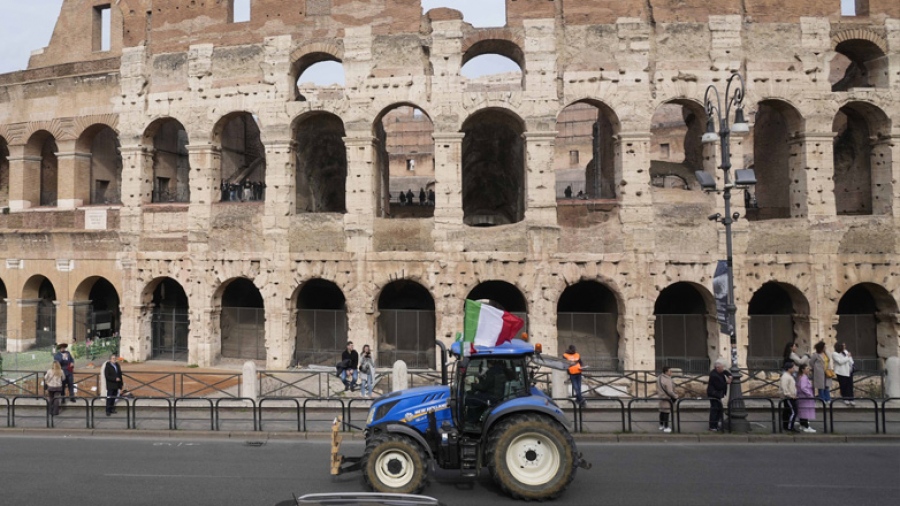 Ιταλία: Έφτασαν στο Κολοσσαίο τα τρακτέρ