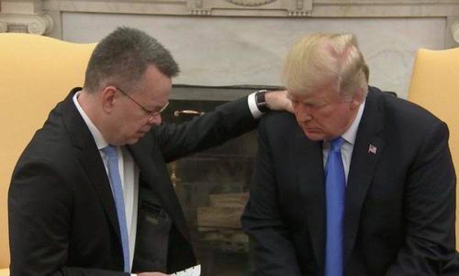 Δεκτός από τον Trump έγινε στον Λευκο Οίκο ο πάστορας που απελευθερώθηκε από την Τουρκία