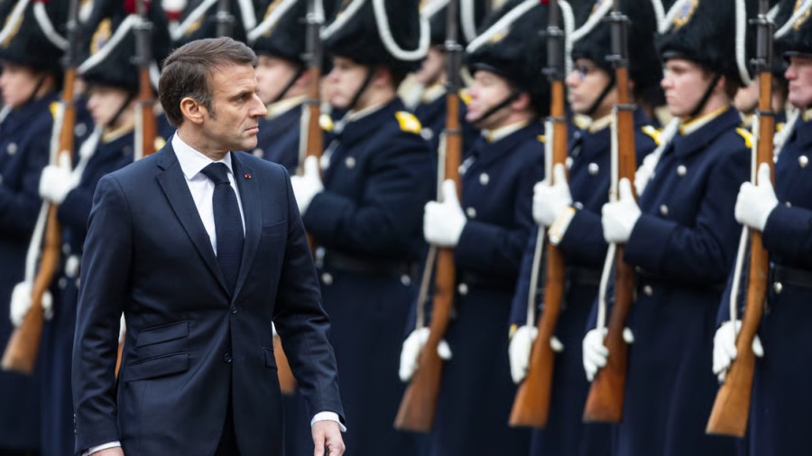 «Ο θεατρίνος ντύθηκε στρατιώτης» - Ο τυχοδιωκτισμός του Macron απέναντι στο Ιράν σπέρνει το χάος στην Ευρώπη