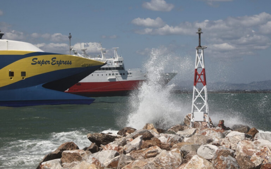 Κανονικά εκτελούνται τα δρομολόγια των πλοίων από τα λιμάνια του Πειραιά, της Ραφήνας και του Λαυρίου