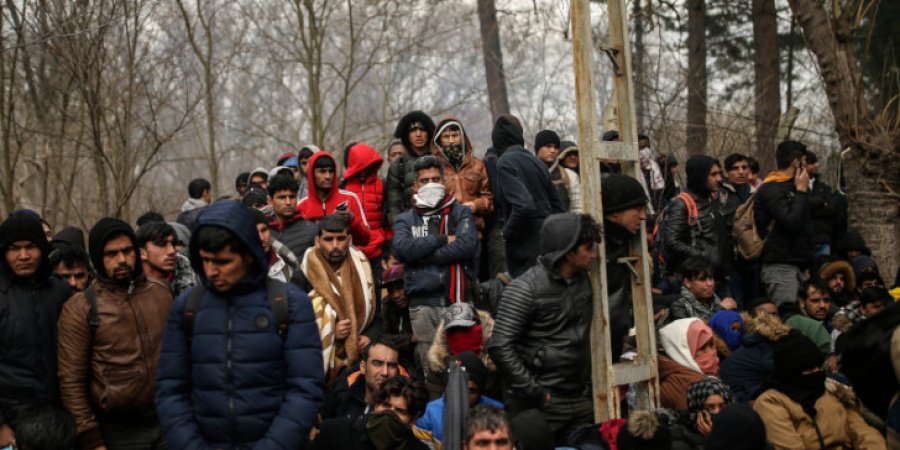 Η Τουρκία ενορχηστρώνει το χάος στον Έβρο - Μοιράζουν περούκες, χειρίζονται drones και μαρκάρουν τους μετανάστες