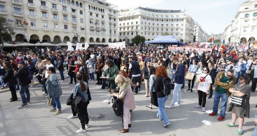 Ένταση με υγειονομικούς σε αναστολή, σε αντιπολεμική συναυλία στη Θεσσαλονίκη