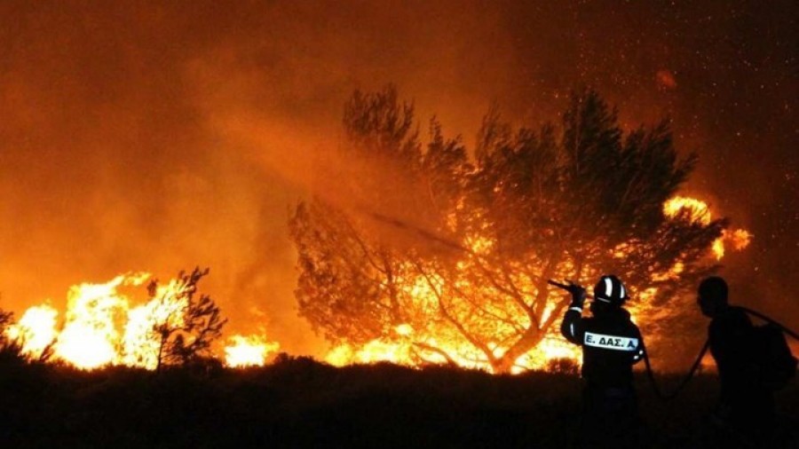 Χάνια: Μάχη με τις φλόγες δίνουν οι αρχές, εκκενώθηκαν οικισμοί