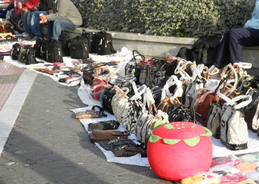 Εκτεταμένοι έλεγχοι με συλλήψεις στη Θεσσαλονίκη για το παραεμπόριο - Κατασχέθηκαν 2.000 προϊόντα
