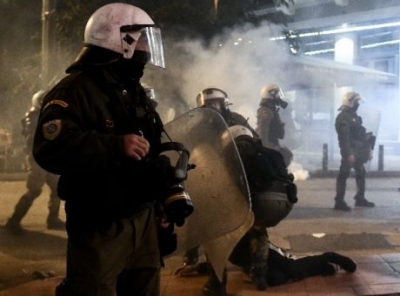 Ένταση σε πορεία στο κέντρο της Αθήνας - Τραυματίστηκαν τρεις αστυνομικοί