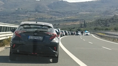 Κλειστή η Εθνική Οδός Αθηνών Πατρών- Ένταση και πετροπόλεμος από Ρομά