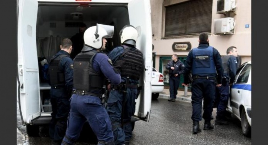 Δύο συλλήψεις από την Αντιτρομοκρατική Υπηρεσία για εμπρηστικές επιθέσεις σε γραφεία της Χρυσής Αυγής