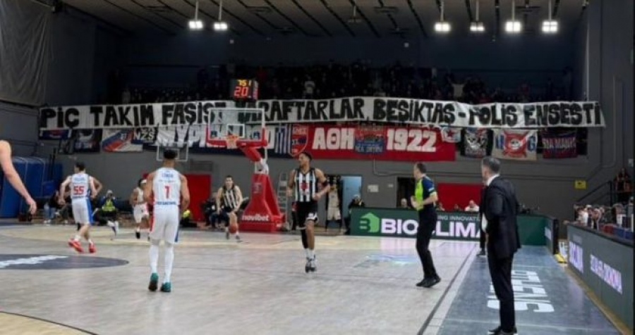 Το πανό των οπαδών του Πανιώνιου κατά της τουρκικής αστυνομίας άναψε φωτιές στην Κωνσταντινούπολη