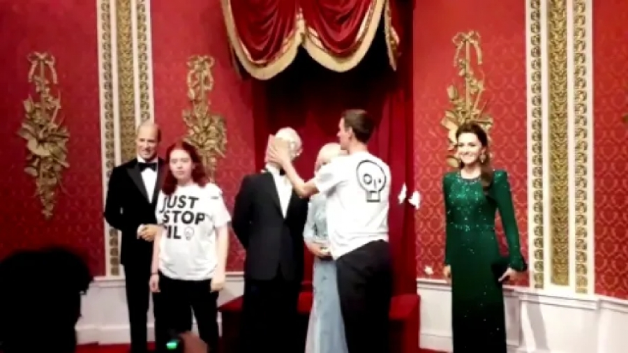 Ακτιβιστές πέταξαν τούρτα σε ομοίωμα του βασιλιά Καρόλου στο μουσείο Μαντάμ Tussauds του Λονδίνου