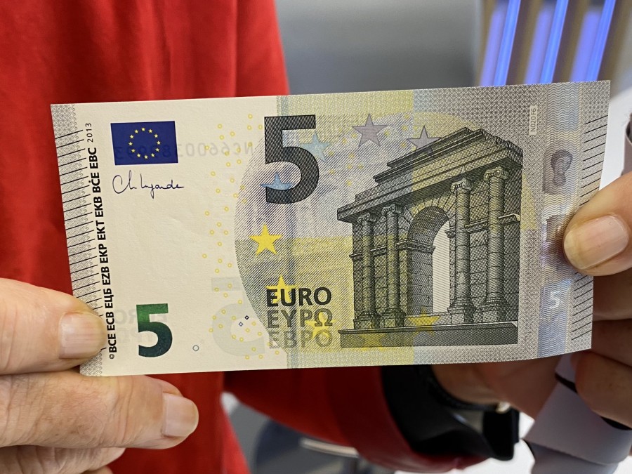 Τα νέα χαρτονομίσματα των 5 ευρώ, με υπογραφή της Christine Lagarde