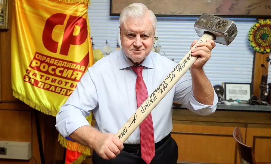 Ρώσος πολιτικός φωτογραφίζεται με βαριοπούλα της Wagner: «Είναι ένα χρήσιμο εργαλείο»