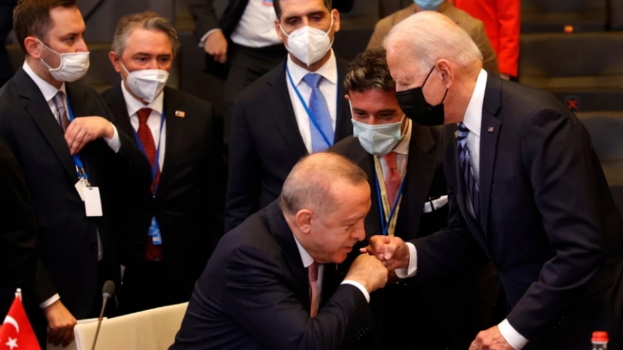Η φωτογραφία με το… «χειροφίλημα» Erdogan στη Σύνοδο του ΝΑΤΟ